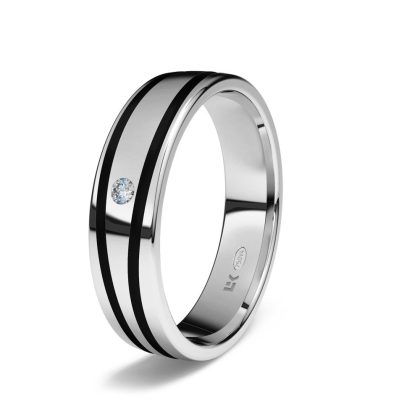 Alianza de boda oro blanco con lineas rodio negro 5 00 mm de ancho interior plano con diamante talla brillante 0 02 ct. disponible en 9 y 18 kts.
