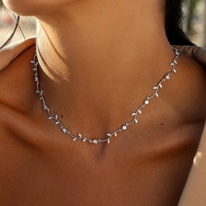 Collares fiesta diseño curvilíneo floral y circonita