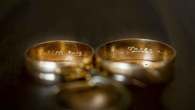 Alianzas de boda de oro con nombres y fecha grabados en el interior