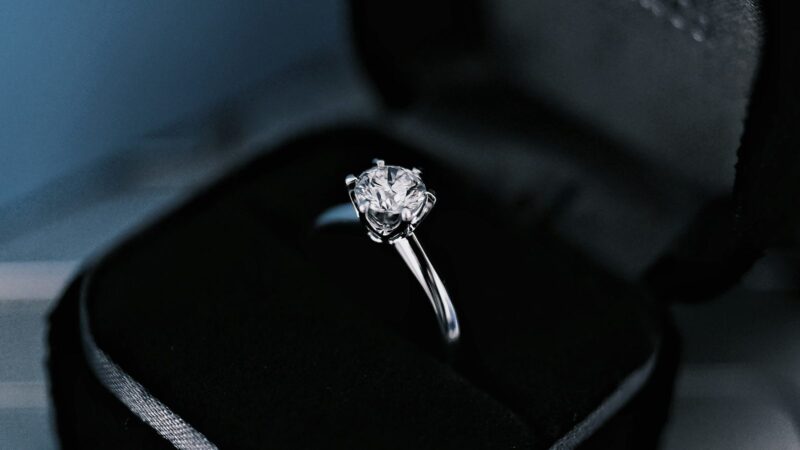 Anillo de compromiso solitario con diamante en su estuche